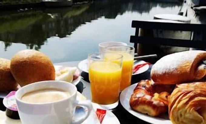 Rooigem Boat Rental | B3 Houseboat in the centre of Ghent, Captain's room