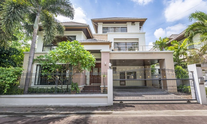 Phlabphla House | Baan Pieam Suk Villa 4BR Private House in Hua Mak