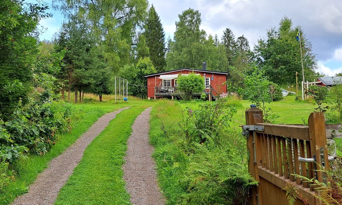 Ullared House | Back to nature. Vacation home with panoramic views of the lake. Up to 8 persons.