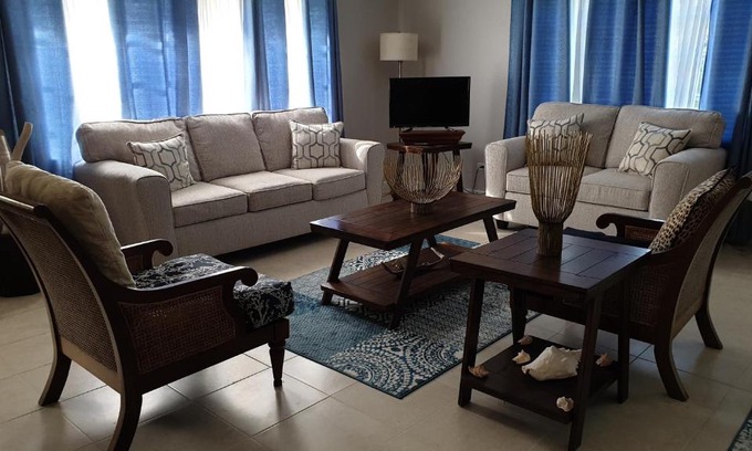 George Town House | Bahama Breezes