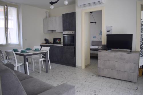 Costa Volpino Apartment | Baia delle Rose Via Santo Stefano 18