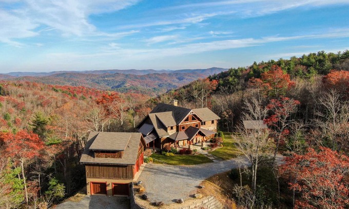 Apple Ridge House | Bailey's Creek Lodge - Stunning views, outdoor kitchen, fire pit!