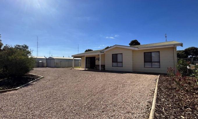 Port Hughes House | Bailey's Place - Freshly Renovated 3 BR Home Close to Beach
