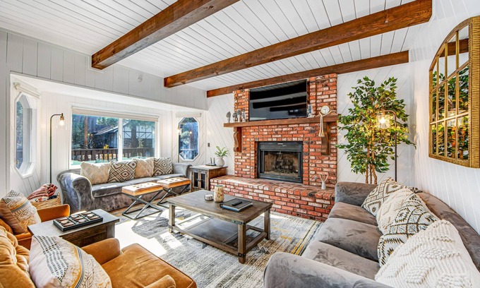 Fox Farm Cabin | Balboa at Big Bear ~Modern Mountain Home with Fast Wi-Fi, Private Hot Tub, Fireplace, Loft - Dogs OK
