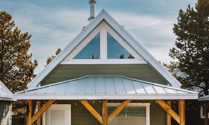 Nordegg Apartment | Baldy- Modern tiny home in historic Nordegg