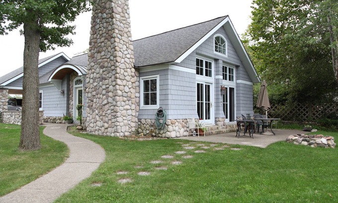 Culver Cottage | Ball Guest Cottage on Lake Maxinkuckee discounts for Culver Winter rentals