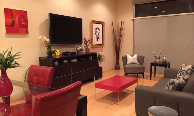 Raynolds Addition Apartment | Balloon Fiesta 3-Story Loft downtown w/gated security & jacuzzi bathtub.