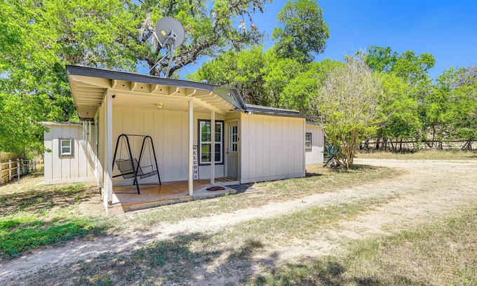 Bandera House | Bandera ‘Carriage House’ w/Medina River Access!
