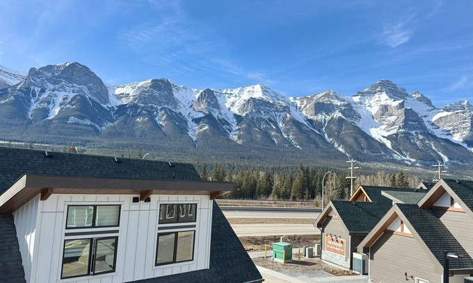 Harvie Heights Condo | Banff Gateway Townhouse, Hot tub and BBQ