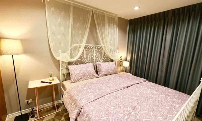Phra Khanong Apartment | Bangkok City Home King size bed BTS, WiFi *Pick up