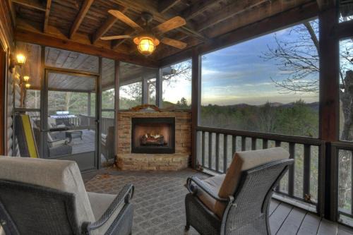 Cherry Log Villa | Bar 5 Cabin Beautiful views soothing hot tub outdoor living and more