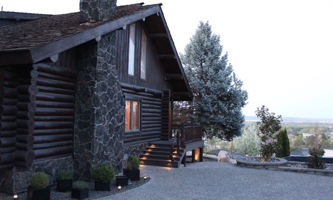 West Richland House | Barbara's Cabin. A luxury log home in the heart of Washington wine country.