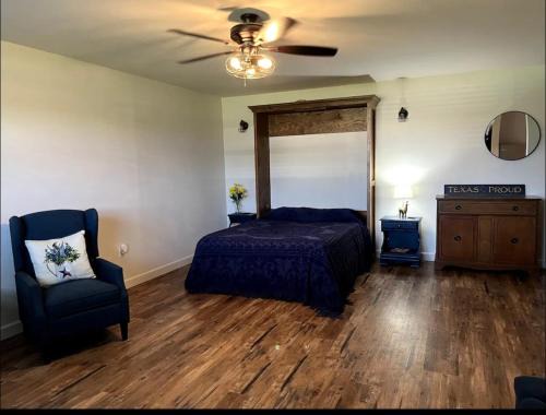 Westminster Apartment | Barber Blue Ranch Escape Alpaca & Emu & You