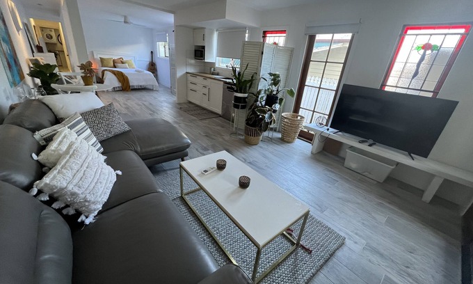Bardon Apartment | Bardon Beauty Trendy 1 bedroom new furniture close transport ,Suncorp Cafe