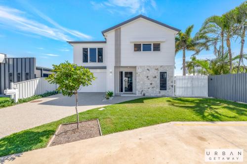 Bargara House | Bargara Coastal Luxe Aircon, Outside Pet, Sleeps 8