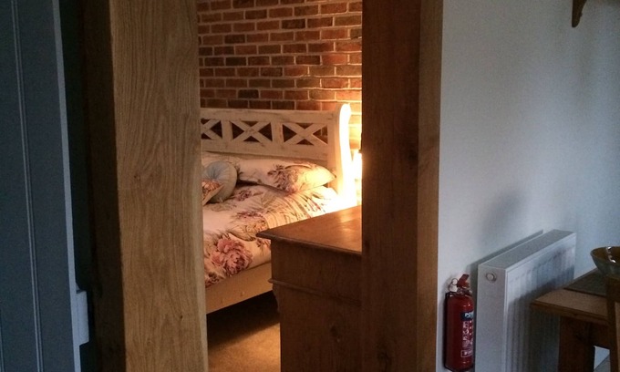 Alderholt Cottage | BARN COTTAGE. Delightful luxury rustic barn conversion nr New Forest/south coast