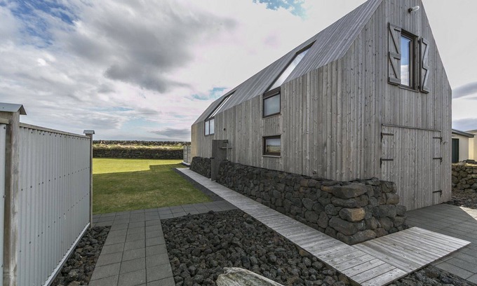 Stokkseyri House | Barn House by the shore in South Iceland - with hot tub