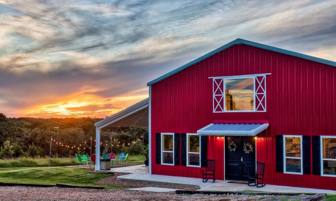 Brenham House | Barndo -7 acres- sleeps 28! Great for groups, custom fire pit area, pool table!