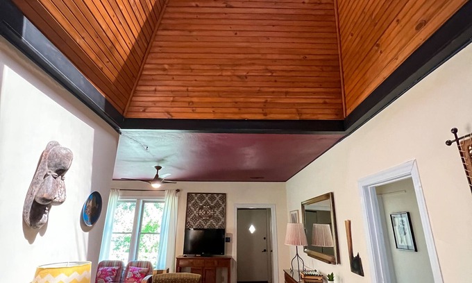 Barton Heights House | Barton Cottage above The Springs