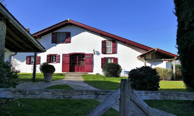 Louhossoa Apartment | BaskoParadis I Eco-Gite I Basque Farmhouse I Bed180 I Terrace I View I Garden
