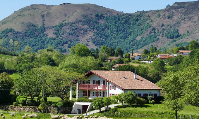 Louhossoa Apartment | BaskoParadis I Eco-Gite I Bright I Bed 160 I Terrace I Panoramic view I Donkeys
