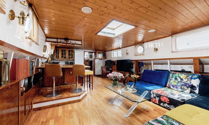 Asnieres-sur-Seine Boat Rental | Bateau Péniche de Standing 70 Metres Carrés Plus Terrasse Collée à Paris