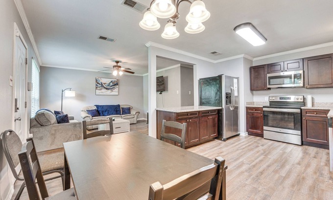 Broadmoor House | Baton Rouge Home w/Yard ~ 14 Mi to Downtown!