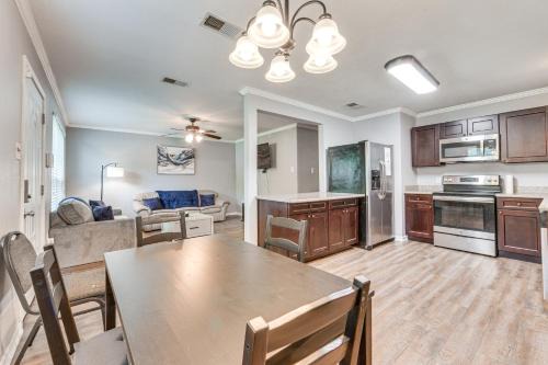 Broadmoor House | Baton Rouge Home with Yard about 14 Mi to Downtown!