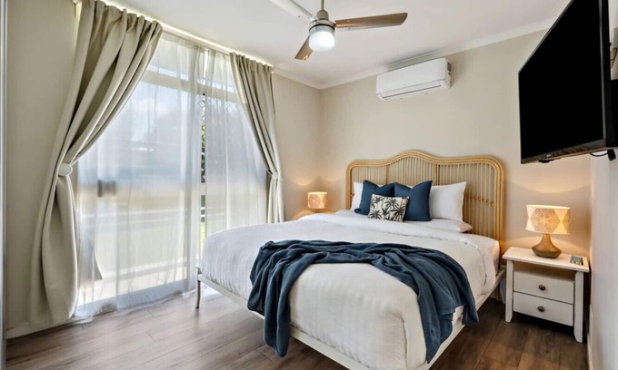 Deception Bay House | Bay Breeze - Sleeps 4 - Walk to Bay