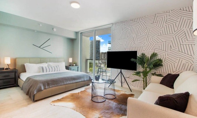Northeast Miami Condo | Bay & Pool Views Beautiful Studio-Miami Design Dst