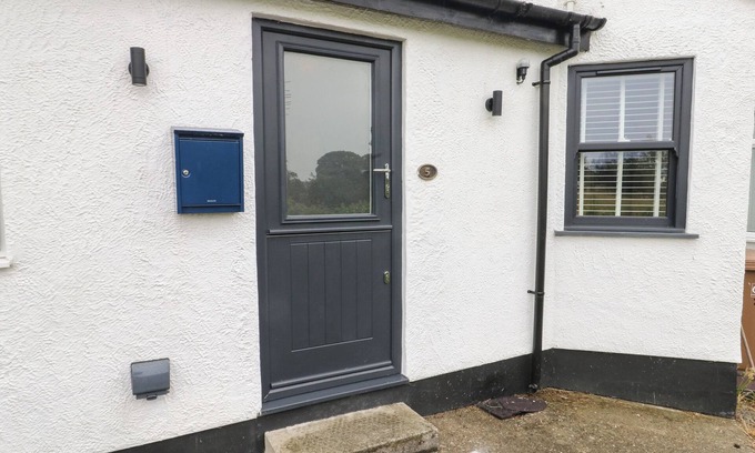Llanrug Cottage | BAY TREE COTTAGE, pet friendly, with open fire in Llanrug