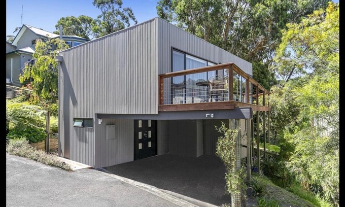 Lorne House | Bay Views Lorne
