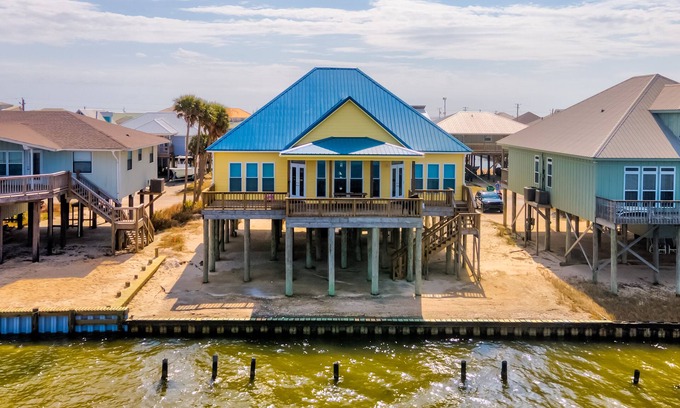 Silver Cay House | Bayfront, amazing views, waterside decking, close to everything! – Sunscape