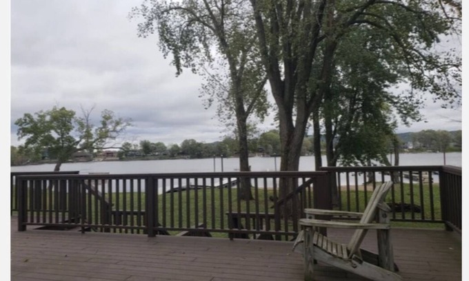 La Crosse House | Bayfront Cottage is a 3 bedroom house on Richmond Bay.