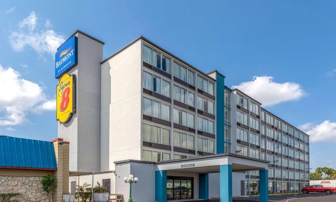 Bonanza Hotel | Baymont by Wyndham Laredo