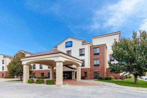 Pratt Hotel | Baymont by Wyndham Pratt