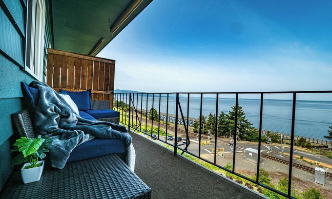 South Hill Apartment | Bayside Apartment #5- Top Floor Waterfront Views above Boulevard Park