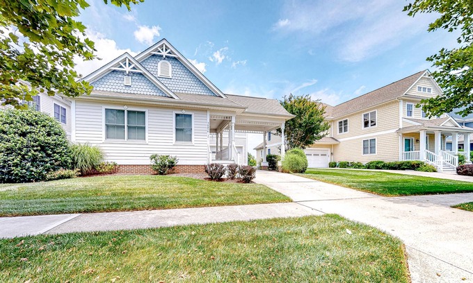 The Commons House | Bayside Resort getaway with screened deck plus paid-access pools & hot tub