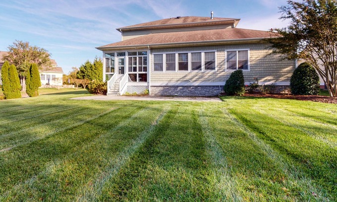The Commons House | Bayside Resort house w/ shared sauna, golf on-site, tennis court, and free WiFi