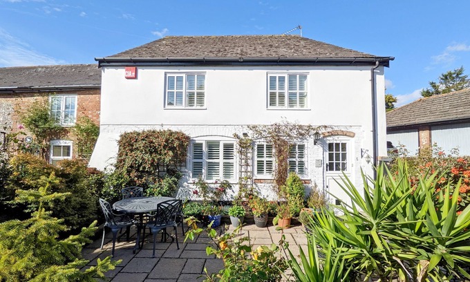 Walberton Cottage | Baytree Cottage, Walberton - a cottage that sleeps 6 guests in 3 bedrooms