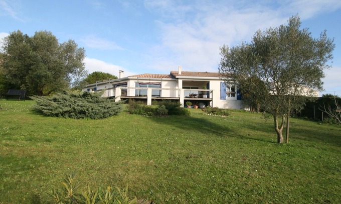 Meschers-sur-Gironde House | BB in the green with view on the Gironde