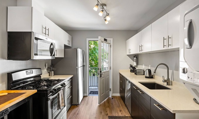 Buckhead Apartment | (BC2bE) Enjoy a Pet-Friendly and Clean Condo Near the Beltline