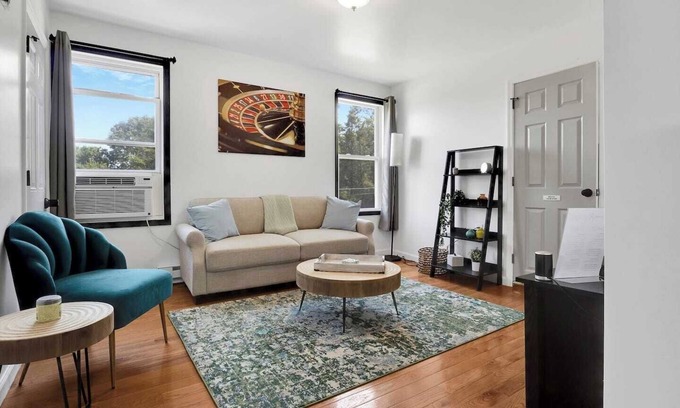 Westside Norwich House | Be Comfy 2BR|4Min To Mohegan Sun|Plush Beds