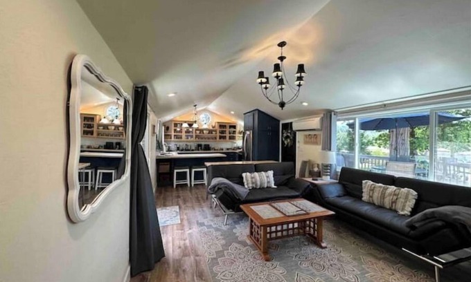 Grants Pass House | Be Our Guest-Cheerful Cozy Retreat.