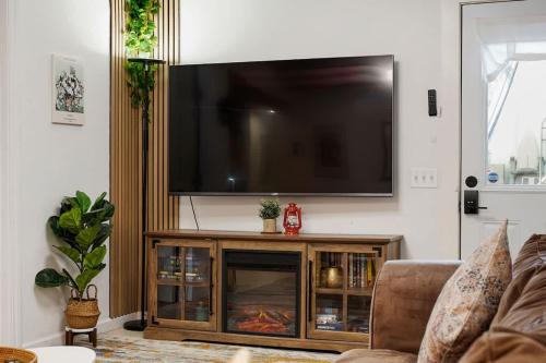 Sharp Park Apartment | Beach Block 2-Bed with Coastal Palm Trees and Yard