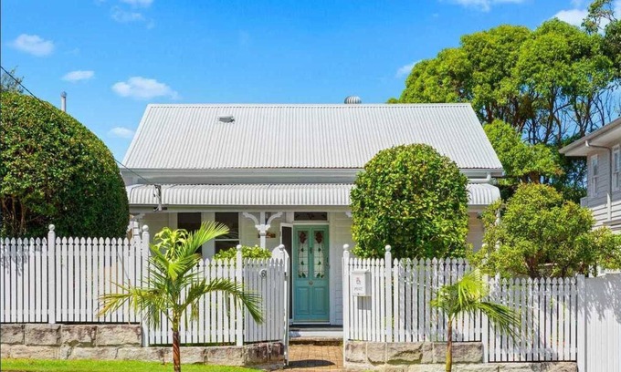 Freshwater House | Beach Cottage in “Freshwater Basin”. Under 5 min flat walk to Beach & Shops
