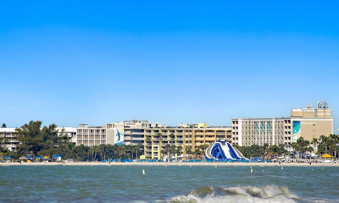 Pass-a-Grille House | BEACH COTTAGE with PORCH/60 SECONDS TO THE WATER