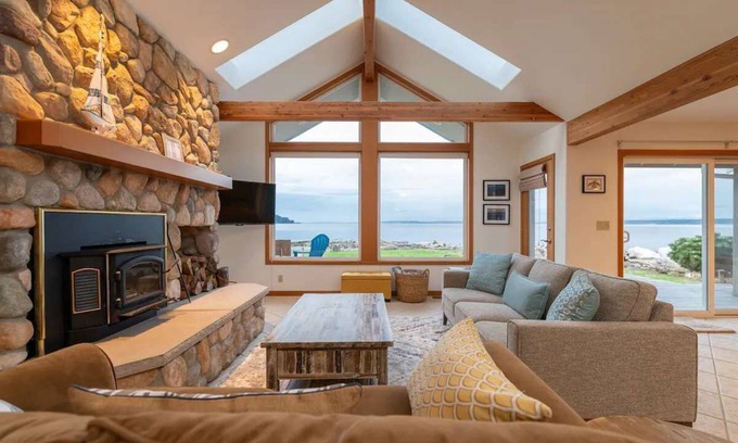 Kingston House | Beach Cove: Waterfront Getaway with Kayaks
