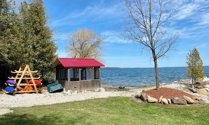 Manitoulin District Cottage | Beach front cottage rental on Manitoulin Island