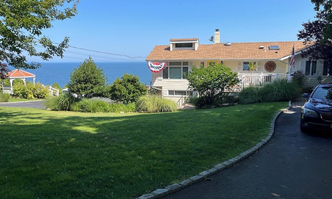Long Island House | Beach front house amazing views 3/3, 8 person spa covered granite wet bar 55” TV